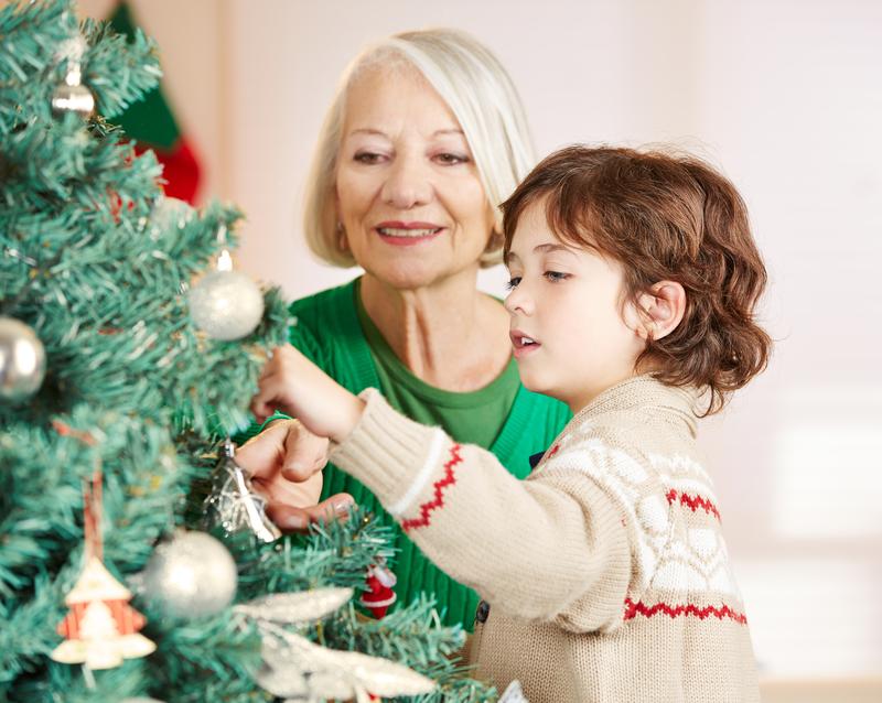 Babička s vnúčikom zdobia stromček